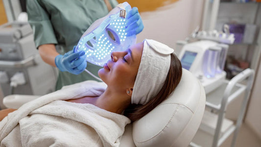 Maska LED w gabinecie, hit który zarabia i buduje efekt WOW u klientek!